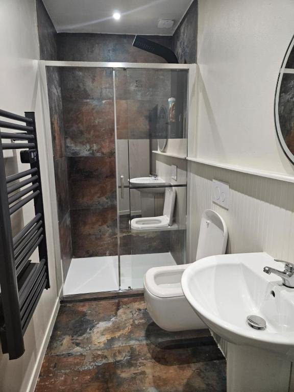Salle de bain de la Chambre Bleu Nuit — douche à l'italienne au carrelage effet métal oxydé