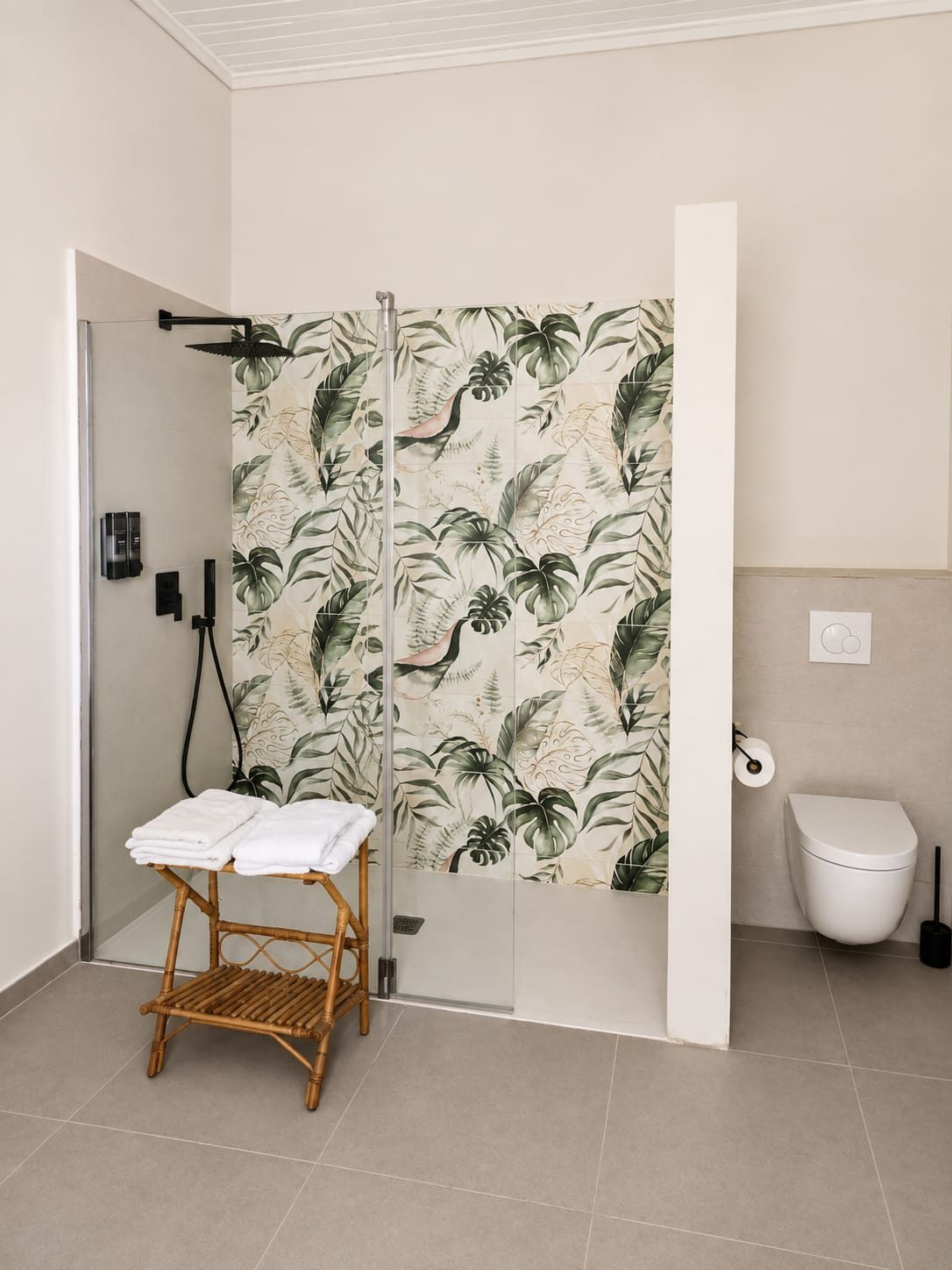 Salle de bain de la Grande Chambre Verte — douche à l'italienne au décor de palmes tropicales