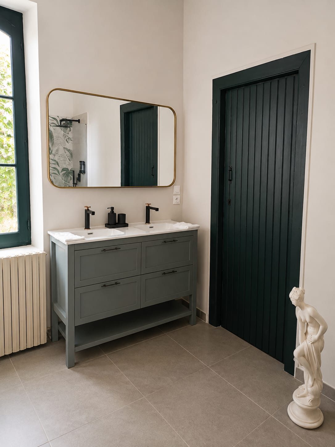 Salle de bain de la Grande Chambre Verte — double vasque sur meuble vert sauge, miroir doré et statuette